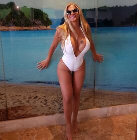 Francesca Cipriani: lato B e sexy lingerie sui social 31