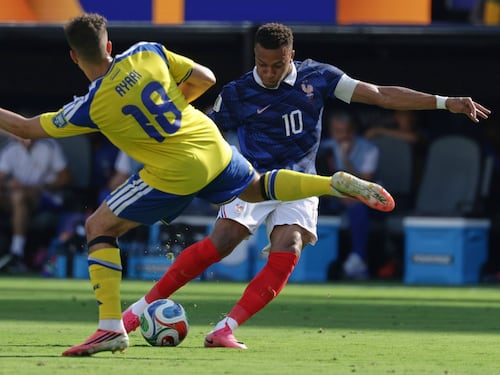 Questa Francia fa paura: 3-0 senza storia alla Svezia. Mbappé raggiunge Messi