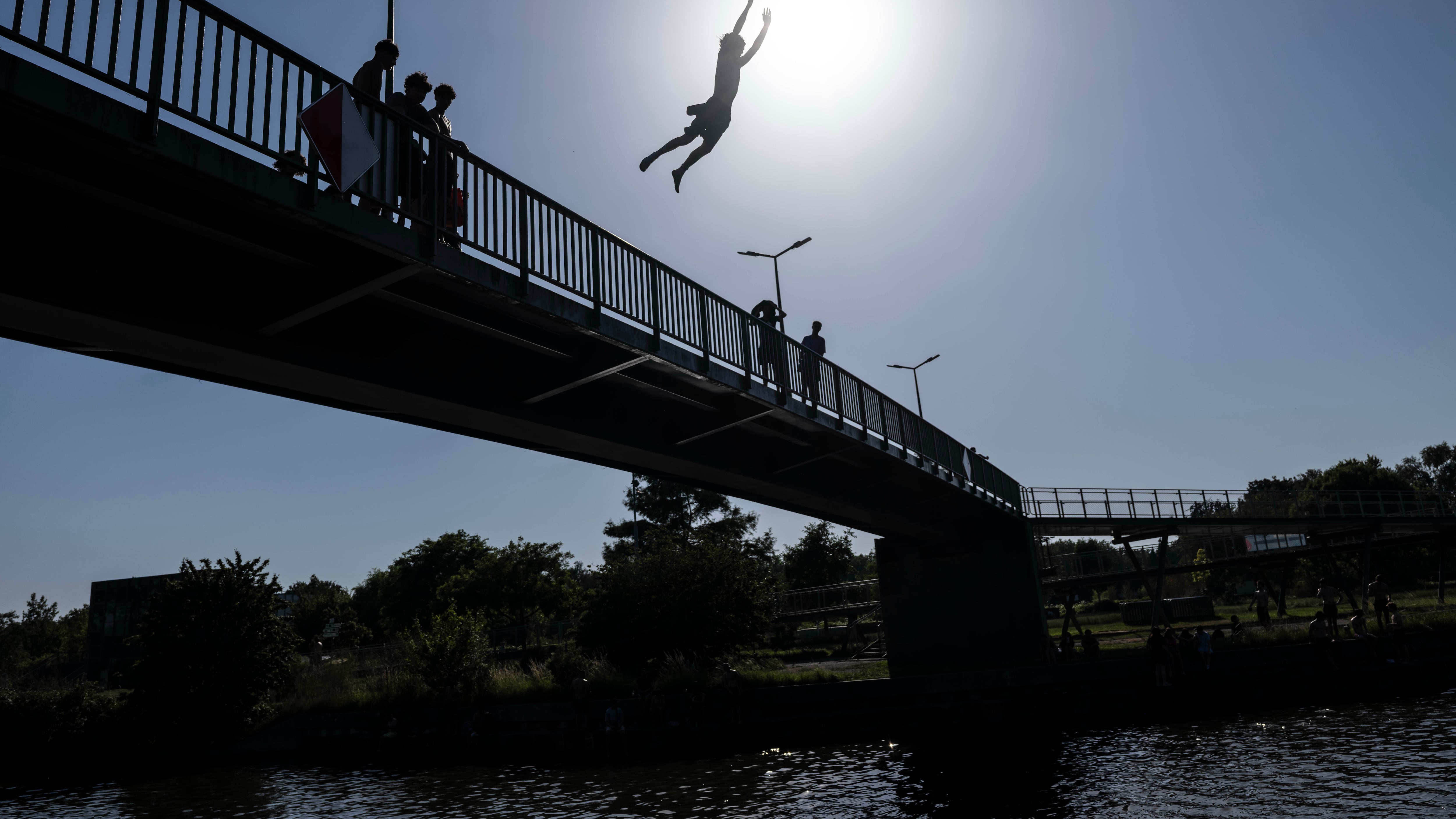 Caldo, i giorni del picco. Europa oltre i 40 gradi: "In migliaia a rischio"