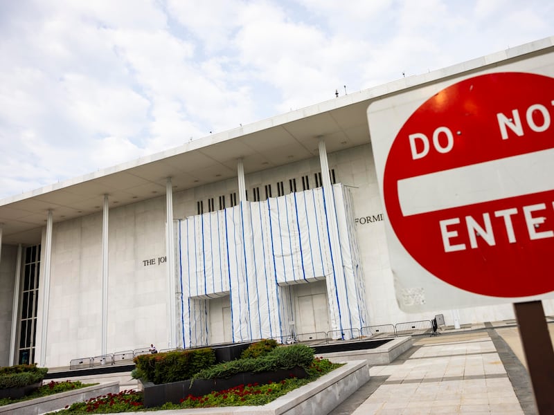 Kennedy Center, chiusura a tempo indeterminato: tra rischio bancarotta, crolli e la battaglia sul nome di Trump