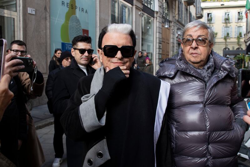 La lunga coda per salutare Ornella Vanoni: le immagini da Milano 8