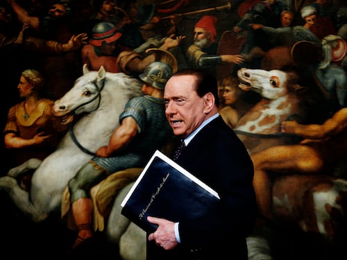 Non sarà un verdetto grottesco a cancellare Silvio dalla storia