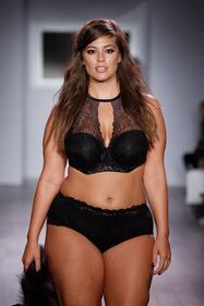 Ashley Graham nuda: mostra le sue ciambelle 34