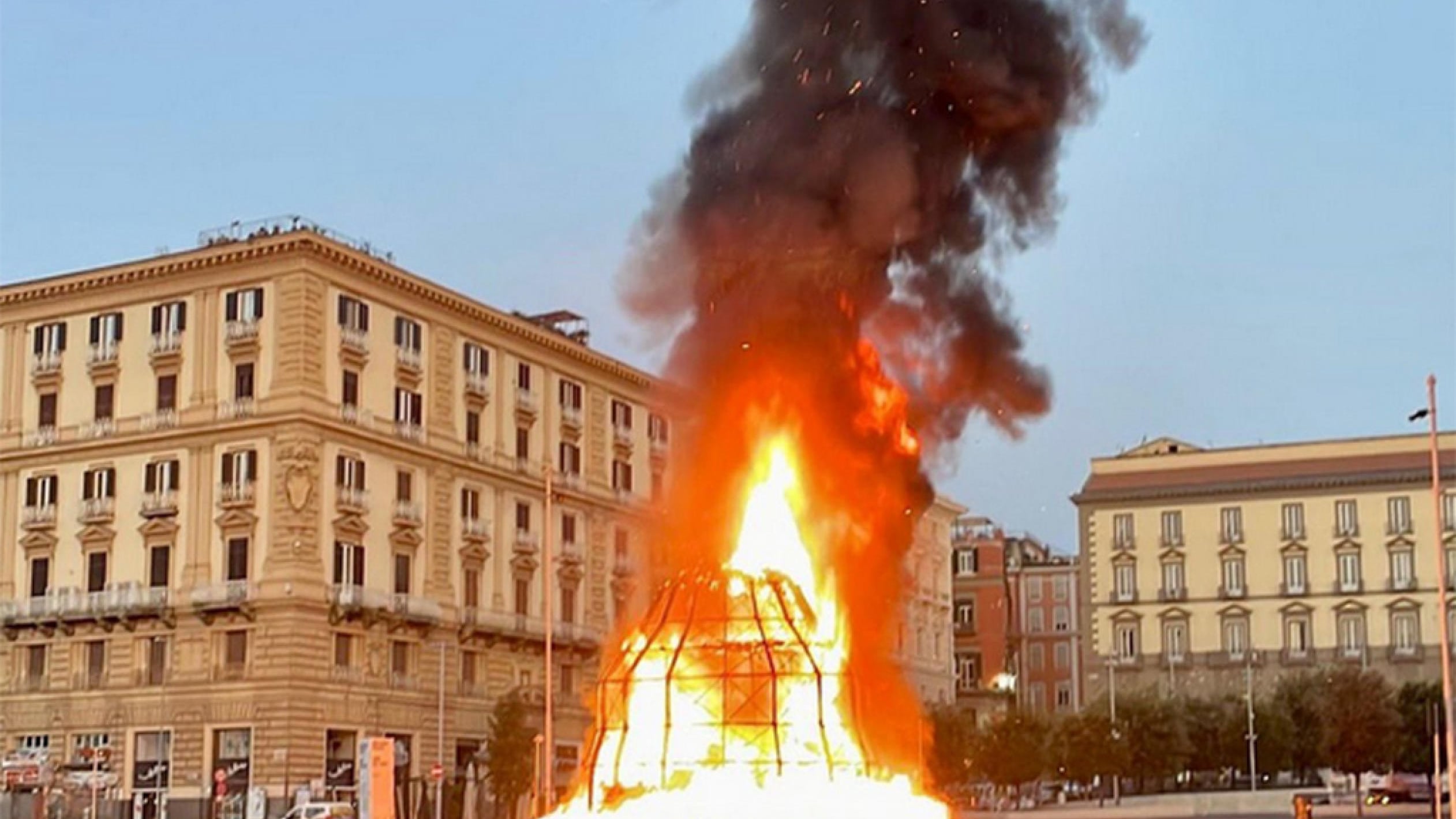 Le sceneggiate sull'arte fra roghi e acqua rossa