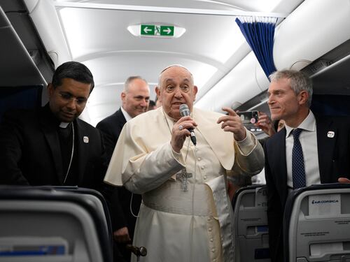 Papa Francesco salta la tradizionale conferenza stampa in aereo. Cosa è successo