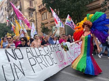 Uomini vestiti da cani, utero in affitto e maternità surrogata. Ecco il Gay Pride di Palermo 31