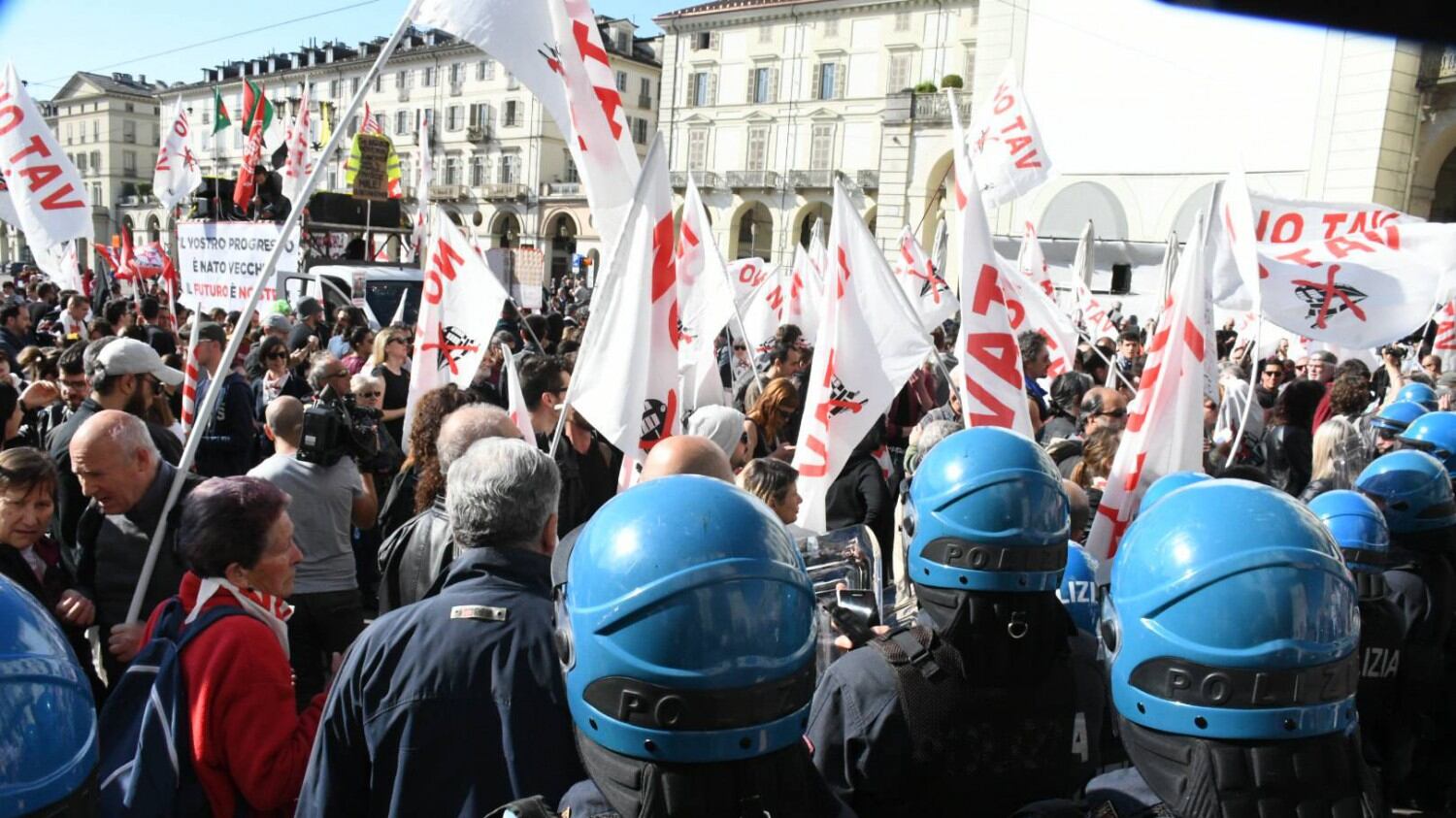 Torino, centri sociali e NoTav forzano cordone di sicurezza. Scontri con agenti