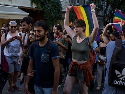 Il pugno di Erdogan sui gay: al Pride arrestati e costretti a sentire il Corano
