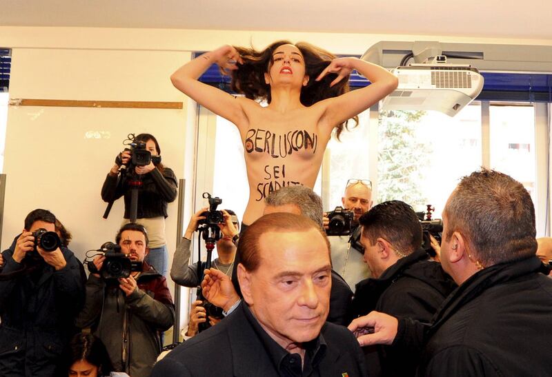Il voto dei vip tra blitz a seno nudo e amnesie
