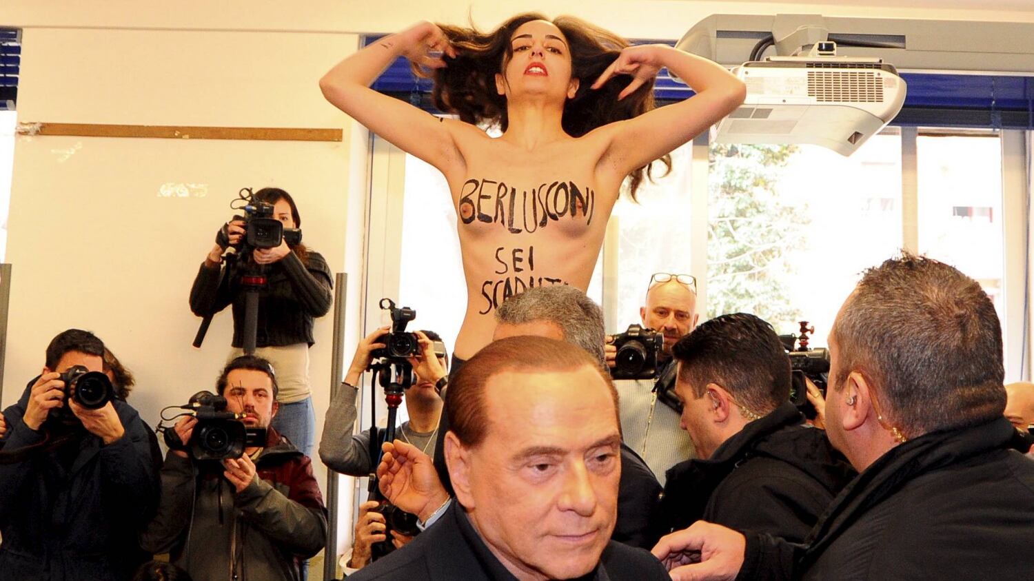 Il voto dei vip tra blitz a seno nudo e amnesie
