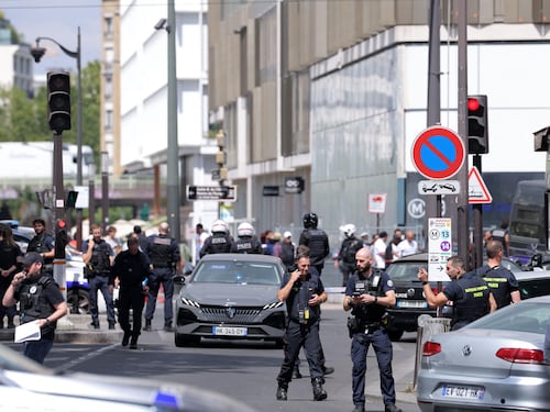 Terrore in Francia, tre feriti in attacco con coltello a Parigi: fermato un uomo