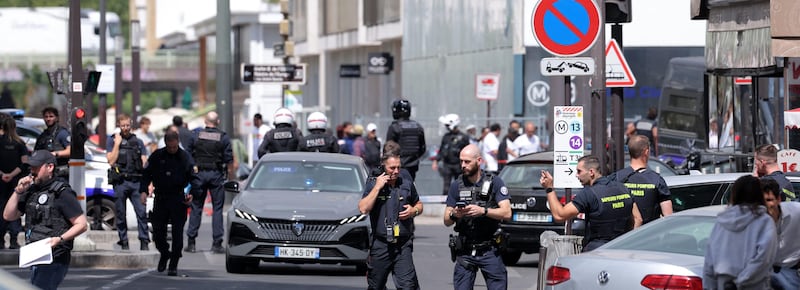 Tre feriti in attacco con coltello a Parigi: fermato un uomo