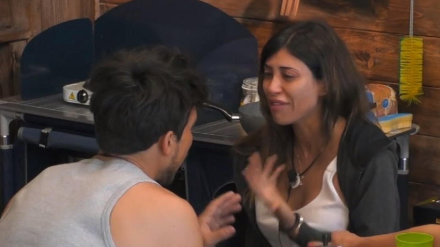 Grande Fratello, Mila Suarez piange per Alex Belli: "Voleva un figlio da me"