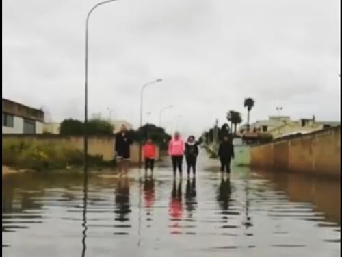 Brindisi, le strade si allagano e i cittadini protestano con una lezione di acquagym