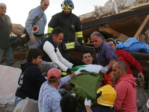 Terremoto, ad Amatrice un uomo estratto vivo dalle macerie coperto con il tricolore