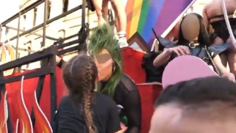 Drag queen bacia sulla bocca la bambina: video choc al Pride di Roma