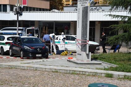 Orrore a Collegno (Torino), 81enne spara alla moglie e si uccide. Le immagini della scena 2
