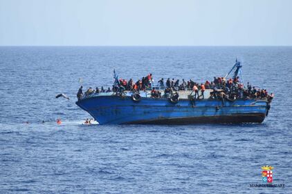 Naufragio a largo della Libia: a bordo 500 persone 8
