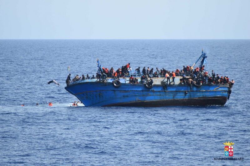 Naufragio a largo della Libia: a bordo 500 persone 8