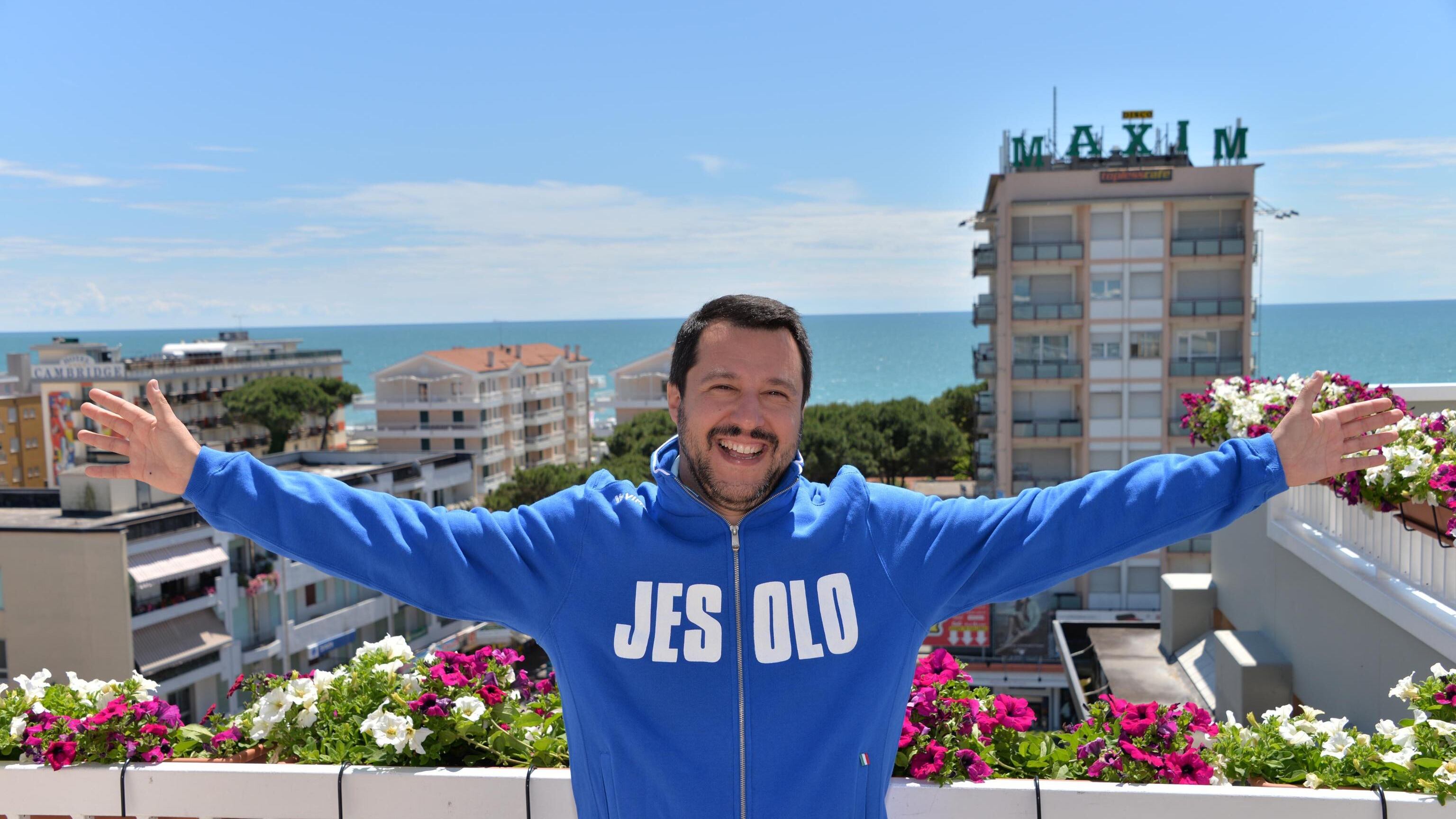 Salvini: "Potrei mettere all'asta le mie felpe"