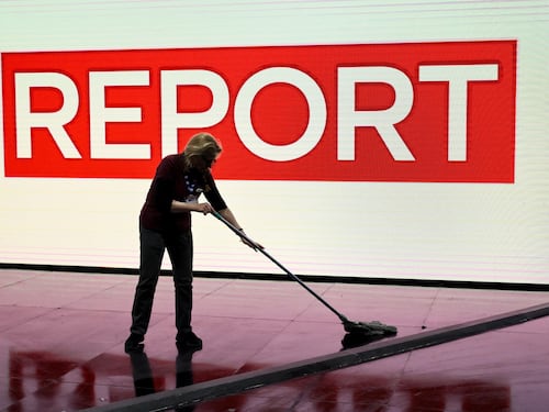 Report, implode la chat del programma tra accuse incrociate e veleni