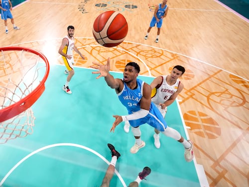 Basket, la Spagna di Scariolo piega nel finale la Grecia. Giannis quasi eliminato