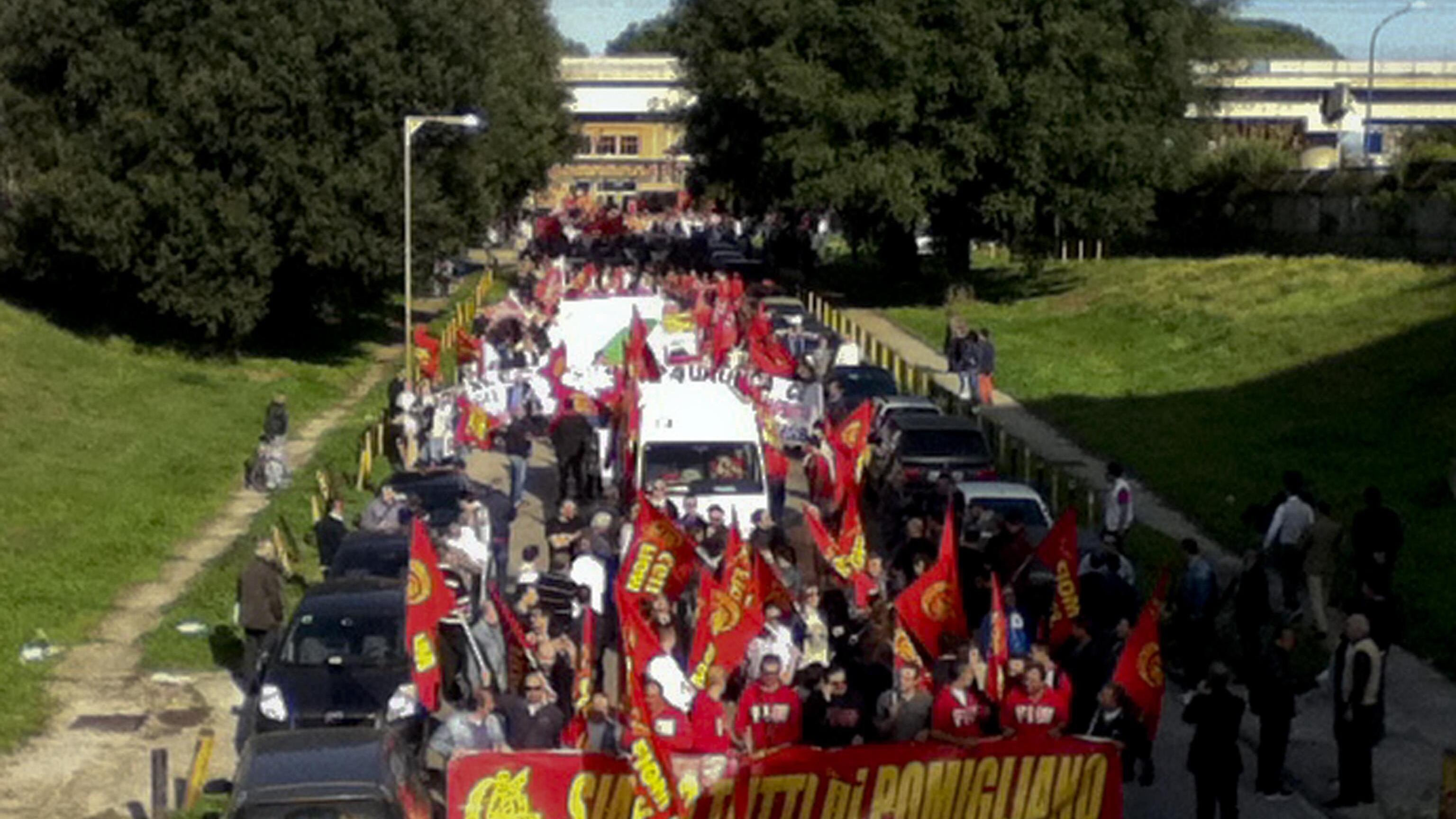 Pomigliano, corteo dei lavoratori contro Fiat e governo Monti