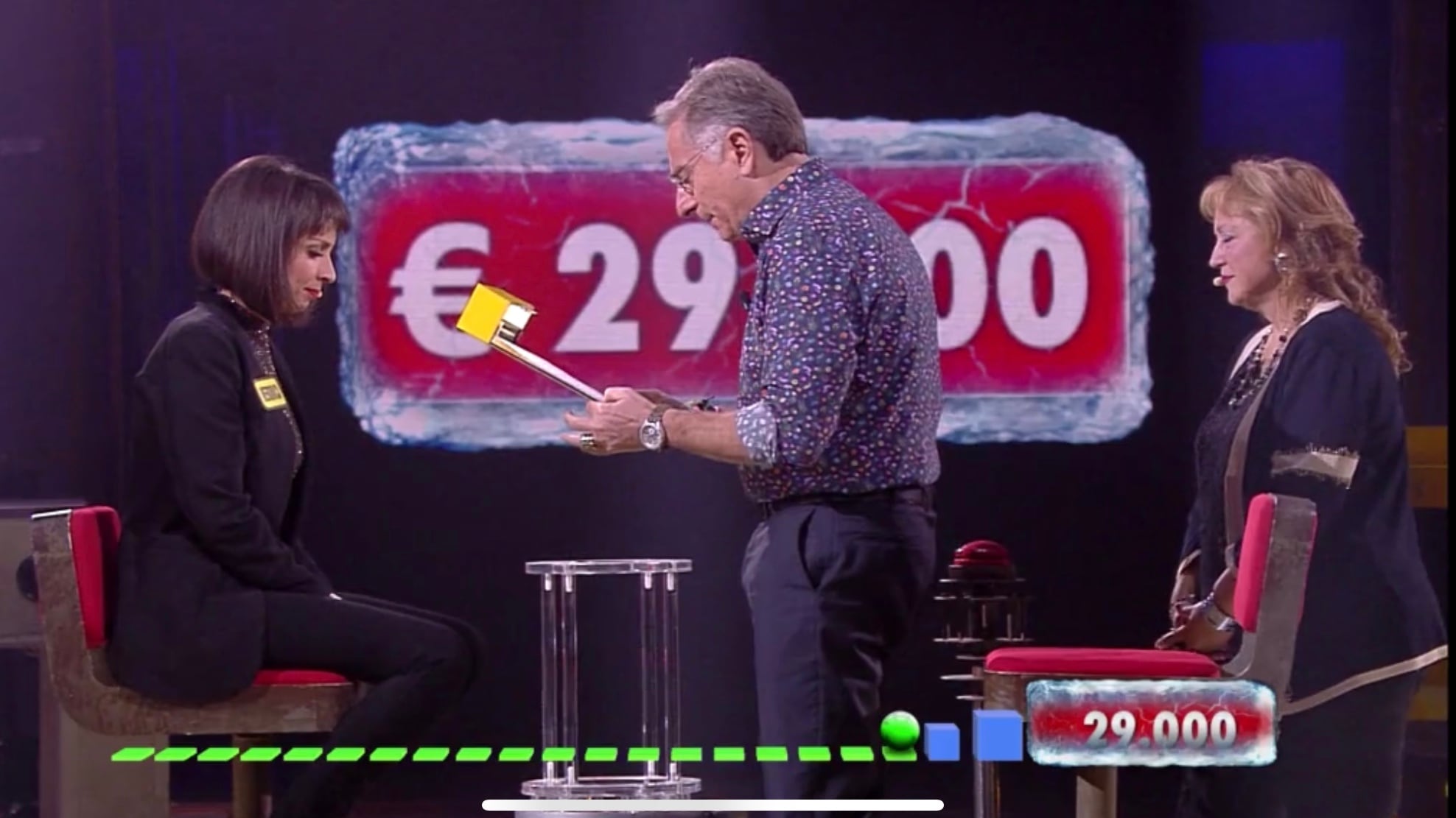 Il coronavirus continua a fermare i programmi televisivi: cambia volto il day-time Mediaset