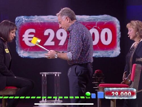 Il coronavirus continua a fermare i programmi televisivi: cambia volto il day-time Mediaset