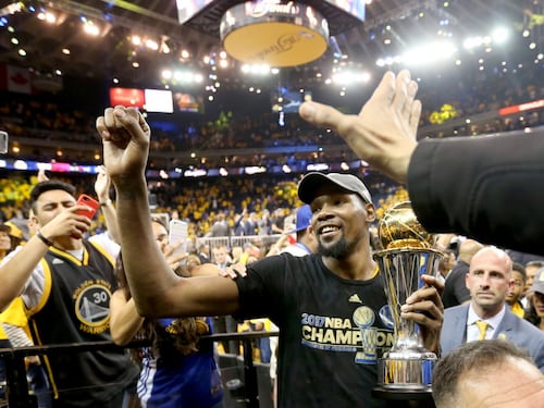 Nba, Durant campione con i Warriors: eletto anche MVP delle Finals