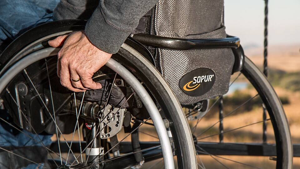 Centro per l'invalidità inaccessibile ai disabili: "Io visitato per strada"