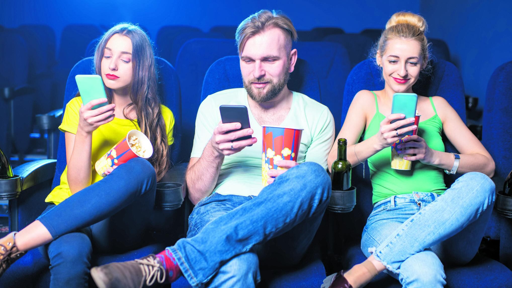 Davanti al grande schermo con un piccolo smartphone