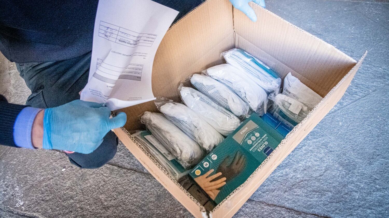 Le regioni strigliano il governo sulla certificazione di guanti e mascherine