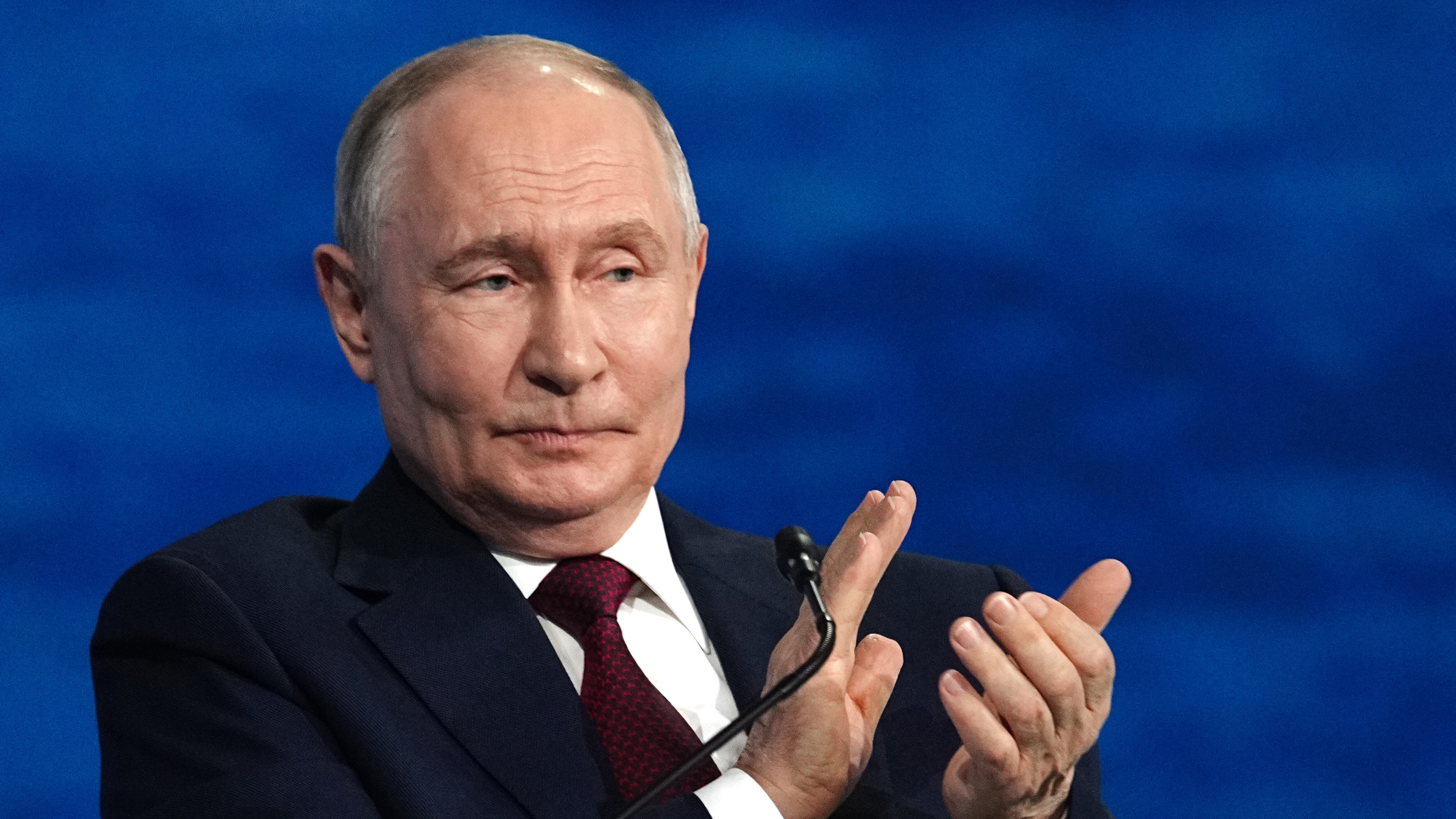 La mossa di Putin dopo i raid sul petrolio: apre alla pace, ma vuole piegare Kiev
