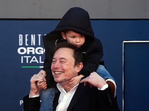 Musk scuote Atreju. "Fate figli o sparirete". E scommette sull'Italia. " È bene investire qui"