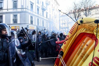 Scontri alla manifestazione antifascista a Milano 4