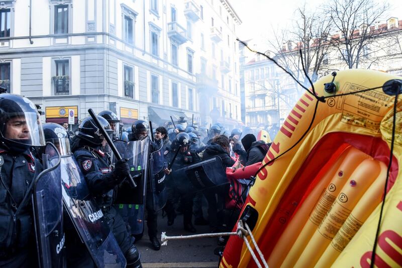 Scontri alla manifestazione antifascista a Milano 4