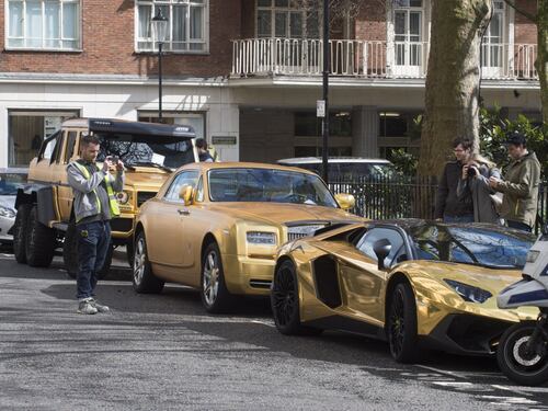 Londra, miliardario saudita con auto dorate al seguito