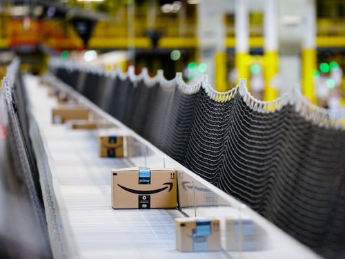 Pacchi mai ritirati per cifre irrisorie, la nuova truffa che sfrutta Amazon