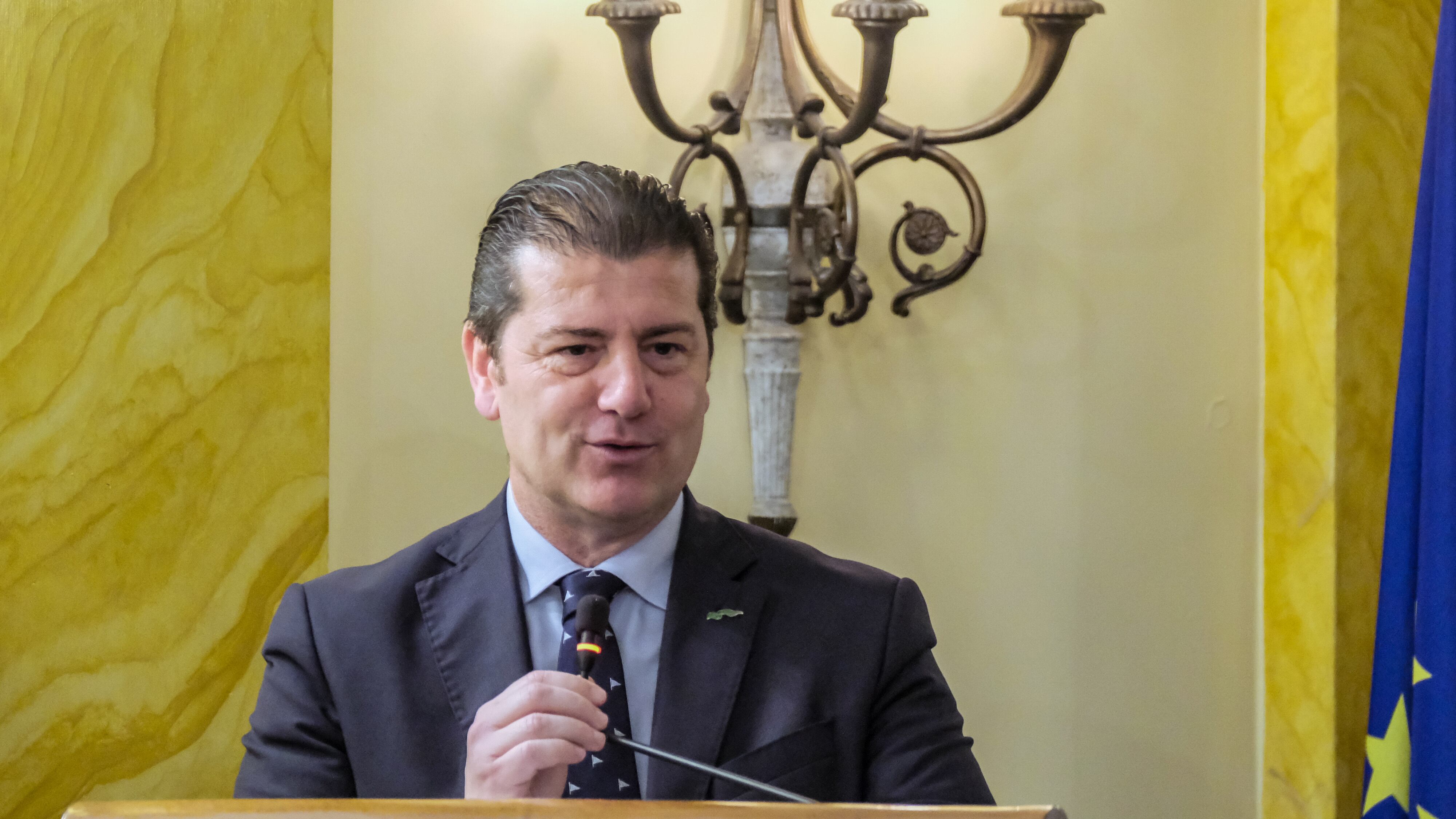"Chi fa queste polemiche vive al di fuori della realtà, la gente perbene è con noi"