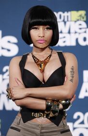Nicky Minaj sexy con un abito di serpenti 34