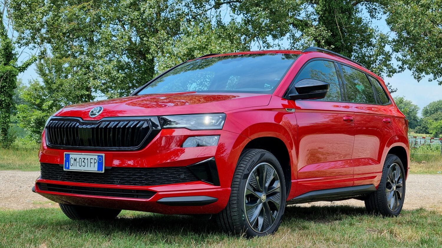 Skoda Karoq 2023: compatto e polivalente, è un SUV razionale ben accessoriato. La prova su strada