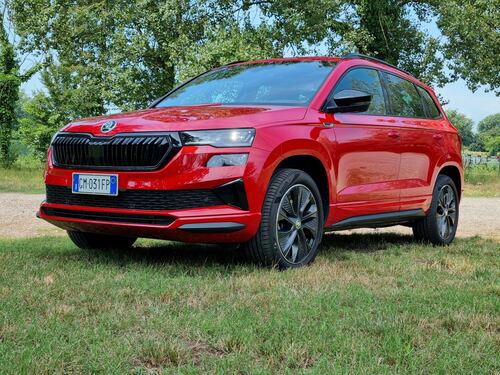 Skoda Karoq 2023: compatto e polivalente, è un SUV razionale ben accessoriato. La prova su strada