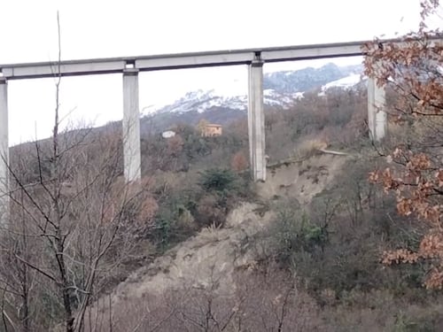 Frana la terra sotto il viadotto, cittadini preoccupati