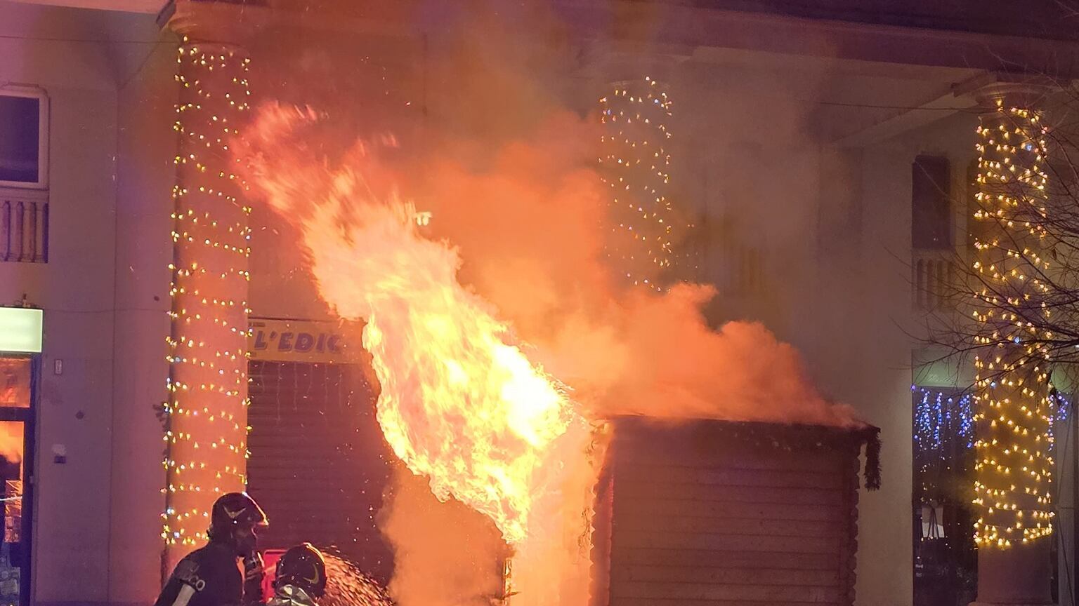 Dà fuoco alla casa di Babbo Natale: le fiamme raggiungono le case vicine