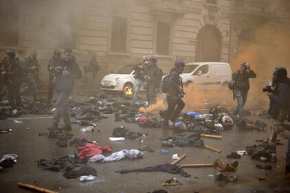 I black bloc si cambiano d'abito e fuggono 10