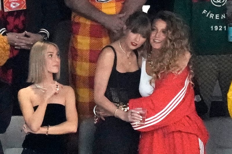 Super Bowl, Taylor Swift festeggia con il fidanzato 10