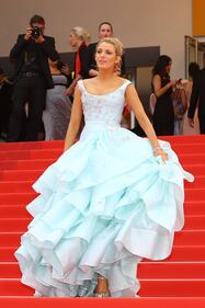 Blake Lively, pancione su red carpet 7