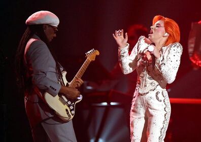 Lady Gaga: capelli rosso fuoco per i Grammy 2016. Foto 20
