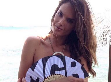 Alessandra Ambrosio, topless con ventaglio 1